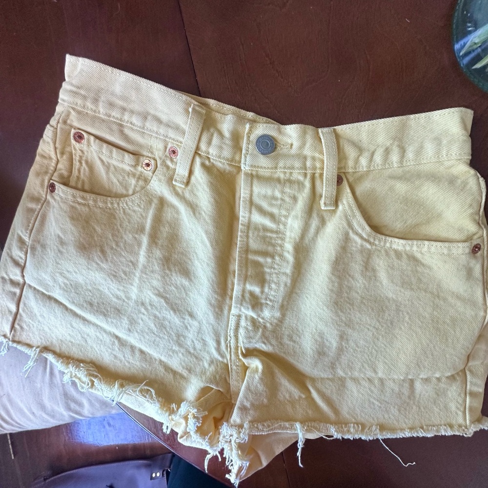 Butter yellow Levi’s Shorts